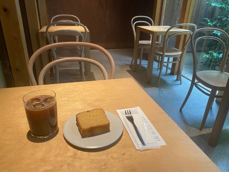 京都ブルーボトルコーヒーでアイスコーヒーとココナッツケーキ