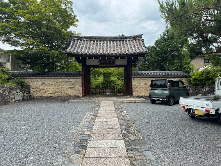 鹿王院の山門