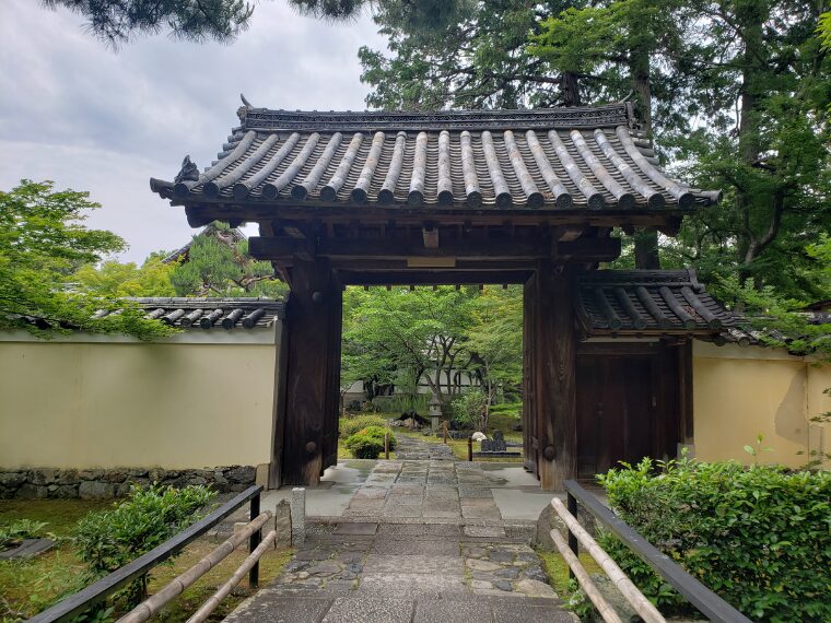 鹿王院の中門