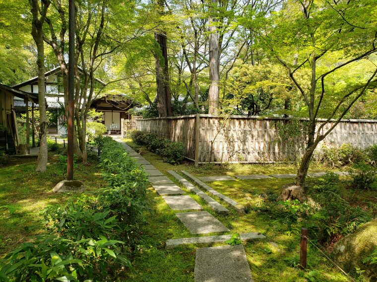 来迎院の庫裡へ続く道