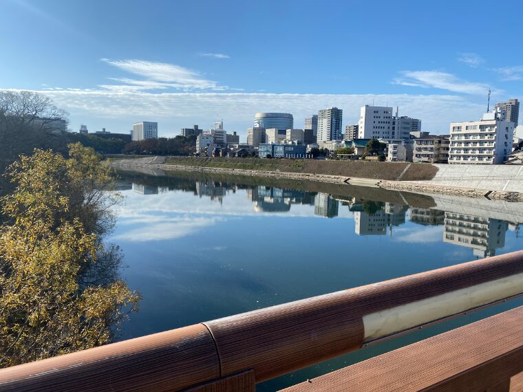 後楽園手前の旭川