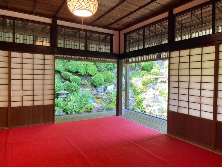 楊谷寺書院から庭園を眺める