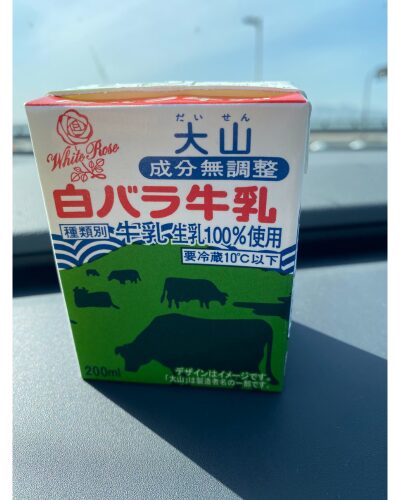 白バラ牛乳