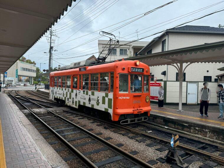 道後温泉駅と路面電車