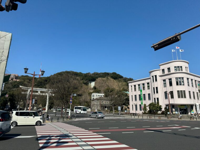 照国神社への道