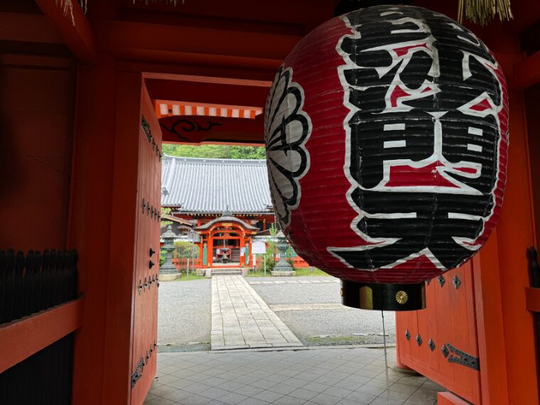 毘沙門堂の仁王門