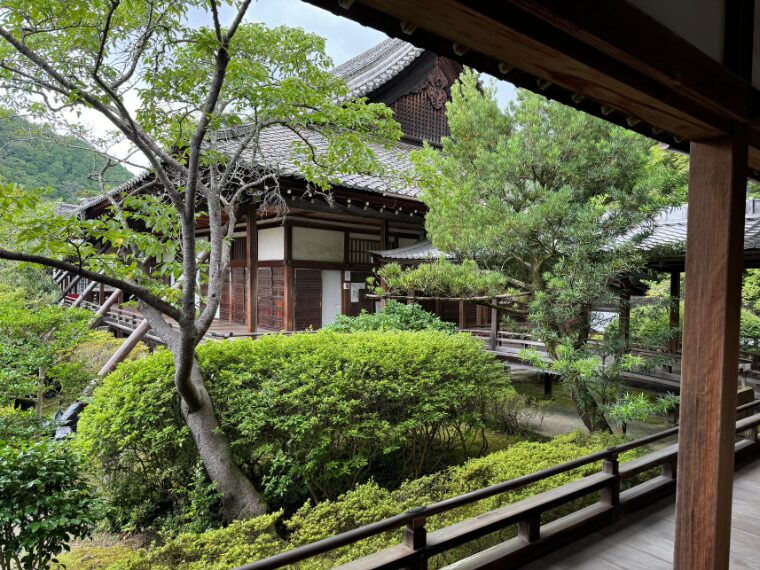 毘沙門堂の霊殿と寝殿