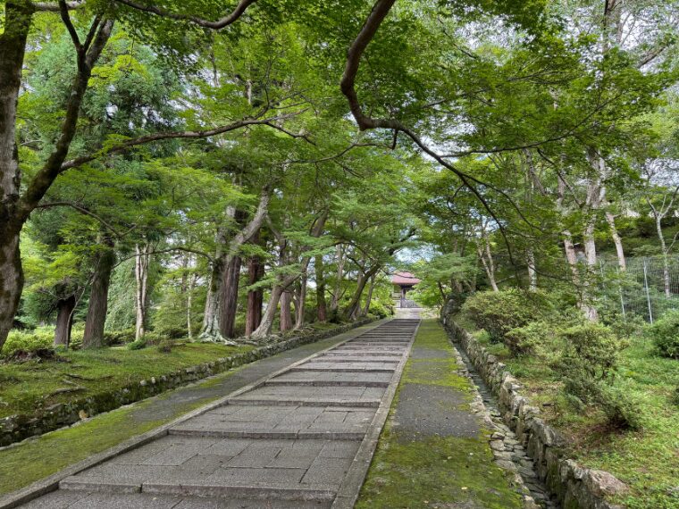 毘沙門堂の勅使門への石段