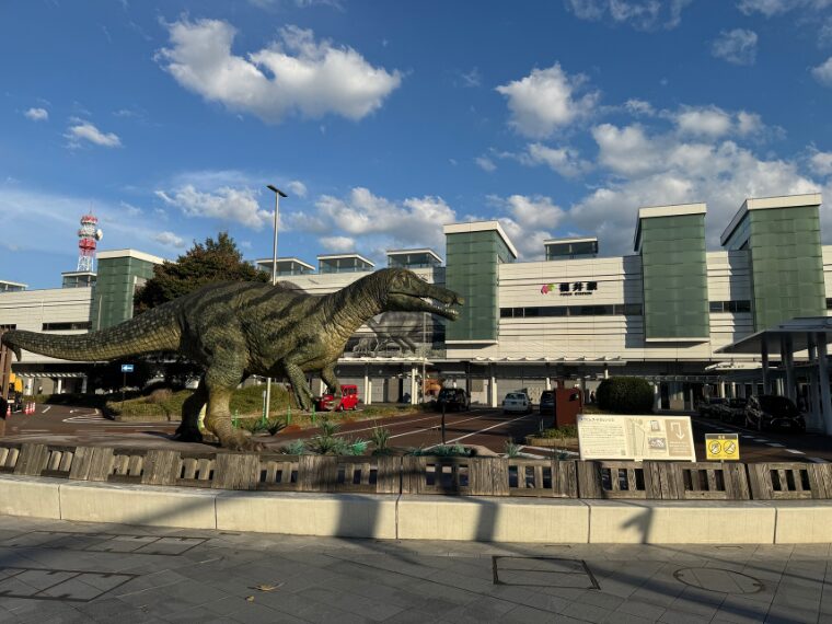 福井駅西口と恐竜像