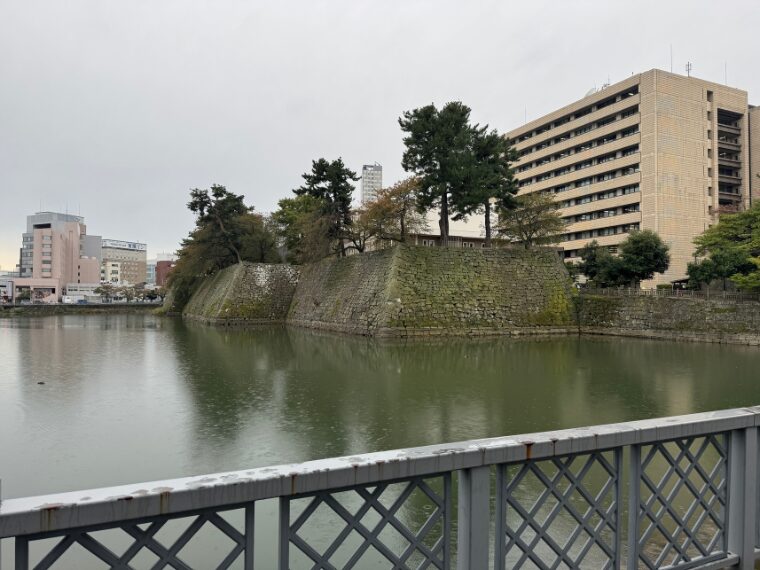 福井県庁とお堀