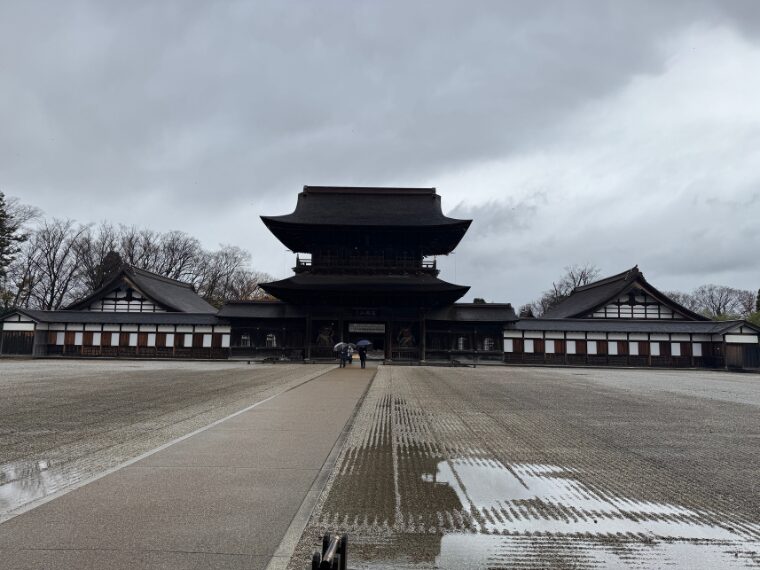 瑞龍寺の山門を眺める