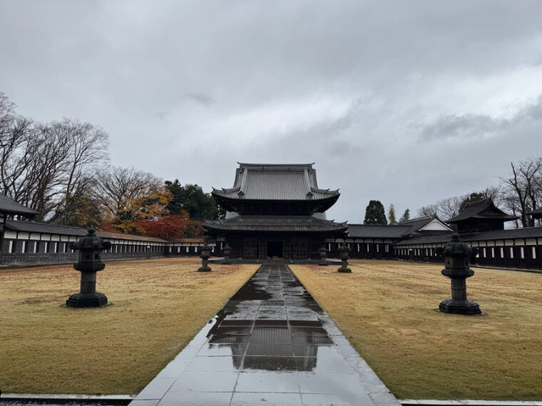 瑞龍寺の山門から仏殿を眺める