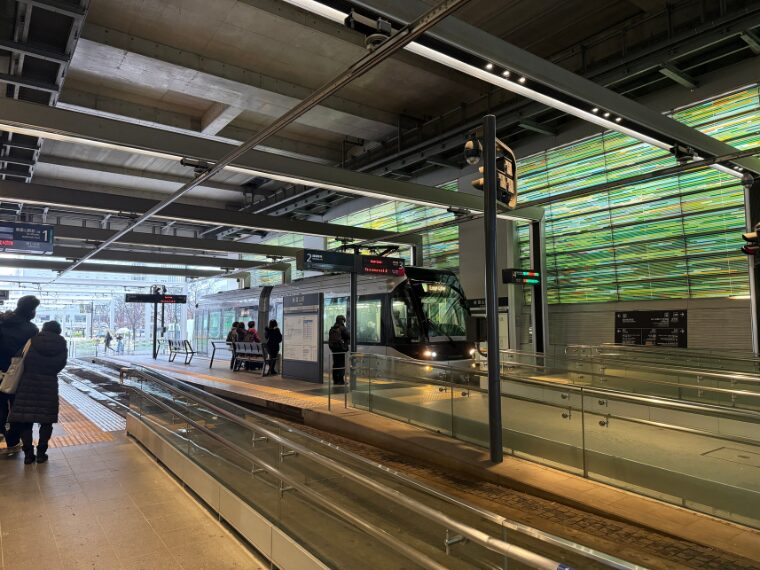 富山駅路面電車ホーム