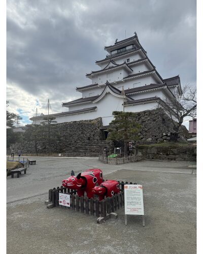 鶴ヶ城と赤べこ