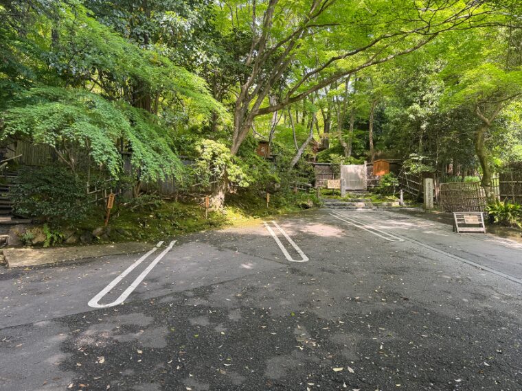 祇王寺の駐車場
