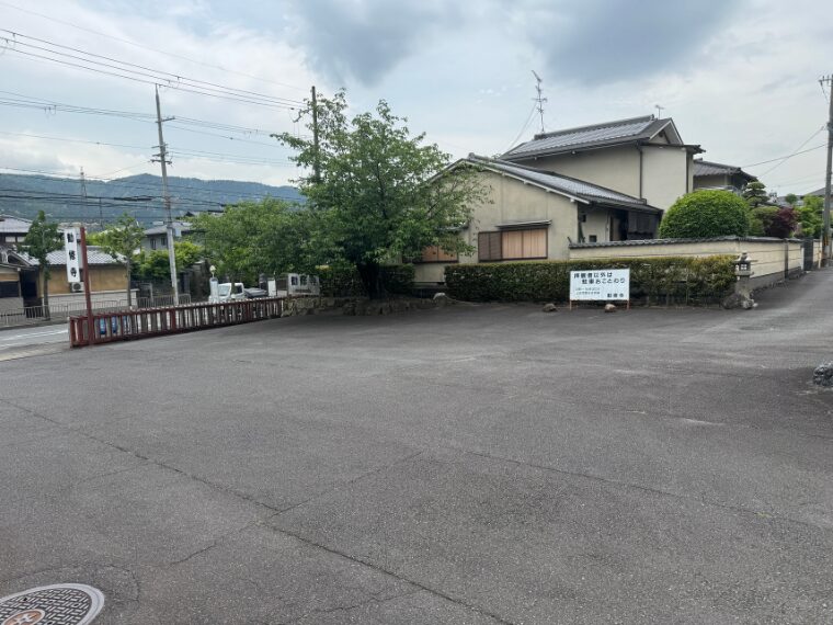 勧修寺の参拝者用駐車場