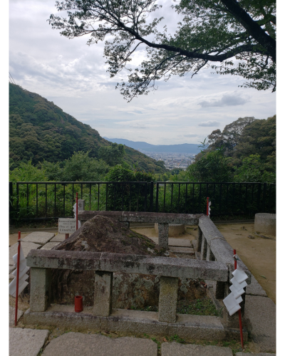清閑寺の要石